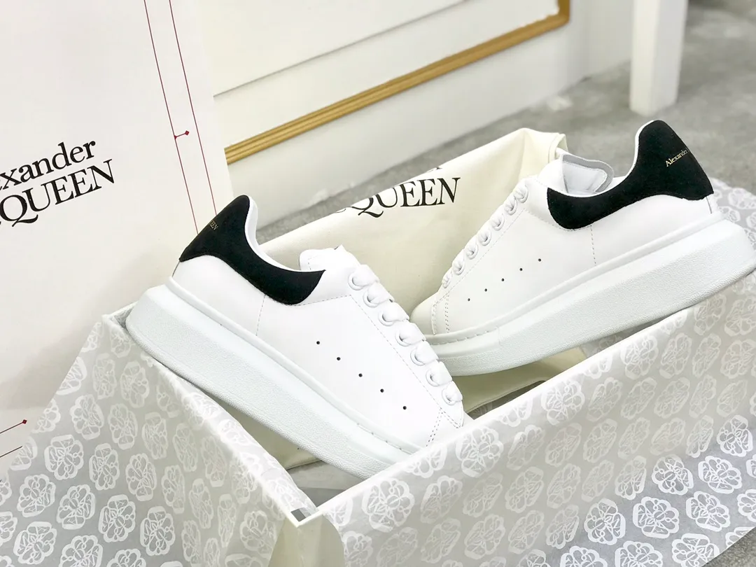 👟👟Ex-factory price 480👟👟 Women's shoes, women's clothing, McQueen Yang Jingwei, crazy call for white shoes ❤️More than 150 types of layouts, making the top quality in the market. McQueen Alexander mcqueen's classic star popular all-match white shoes, whoever wears them will look better√ One of the most photographed shoes in street photography 〰 Tell the babies loudly that my outsole is the original custom-made matte outsole. The rubber foam outsole has a certain degree of hardness and resilience. It is comfortable to walk and has a great foot feel‼ ️(Please distinguish between soft 👟👟 ex-factory price u or yellowed raw rubber soles in the market) 〰 Original version matching, original customization, imported matte silk cowhide from Italy, imported full-grain cowhide for lining feet, discreet thick sole design, about 4cm, easy to wear on long legs 〰Size: Female size 34-40m (34, 40 customized, non-refundable) Male size 38-44 (38, 44 customized, non-refundable)